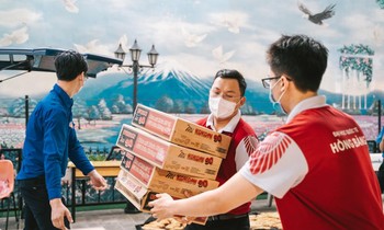 Đoàn trường ĐH Quốc tế Hồng Bàng cùng các tình nguyện viên sắp xếp các vật phẩm cứu trợ sinh viên khó khăn do dịch COVID-19.
