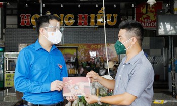 Trao hỗ trợ 600 hộ kinh doanh nhỏ gặp khó khăn bởi dịch COVID-19