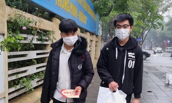 Tặng quà hỗ trợ 50 sinh viên có hoàn cảnh khó khăn tại Hà Nội