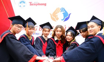 Những khoảnh khắc xúc động tại lễ trao học bổng 'Nâng bước thủ khoa'