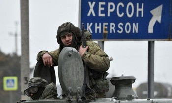 Lính Ukraine lái một xe pháo tự hành trên chiến trường Donetsk ngày 30/11. (Ảnh: Reuters)