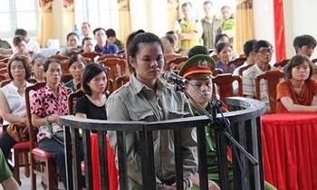 “Má mì” Hoa Chi (giữa) ra tòa lĩnh án. Ảnh: Duy Chiến