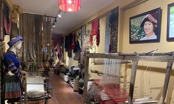 “Chie- Dù pù dù pà” mang một góc Tây Bắc đến Hà Nội. Nhiều sản phẩm do chính bà con dân tộc thêu và may được bày bán tại cửa hàng
