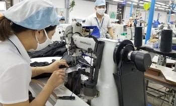 Công nhân ngành dệt may, da giày đang đối mặt nguy cơ mất việc làm. Ảnh minh họa: Phạm Thanh