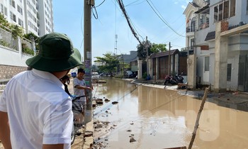 Cận cảnh ngập úng ở khu dân cư sau vụ vỡ cống, nửa ngày vẫn chưa rút