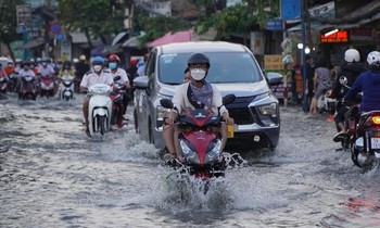 Triều cường ở TPHCM lên cao, ngưng xả nước hồ Dầu Tiếng để tránh ngập nặng