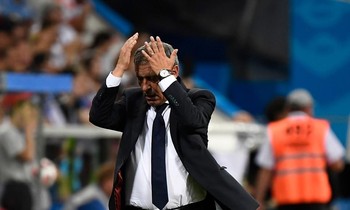 HLV Fernando Santos ôm đầu bất lực trước Uruguay