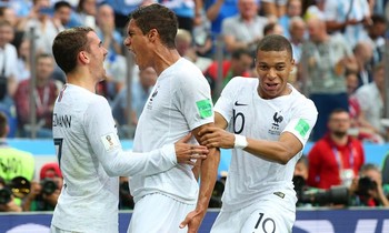 Các cầu thủ Pháp ăn mừng bàn mở tỷ số.