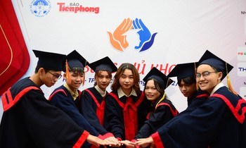 Các sinh viên được trao học bổng Nâng bước thủ khoa 2022Ảnh: Dương Triều