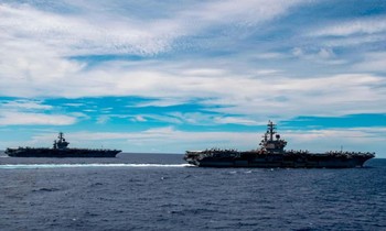 Năm ngoái, hai tàu sân bay Mỹ USS Nimitz và USS Ronald Reagan đi vào Biển Ðông. Ảnh: US Navy ​