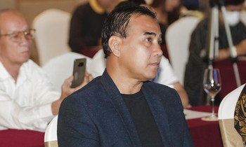 Quyền Linh bật khóc trên sân khấu