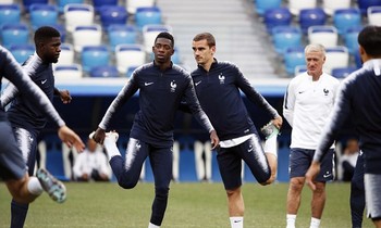Các cầu thủ Pháp tập luyện trước trận đấu