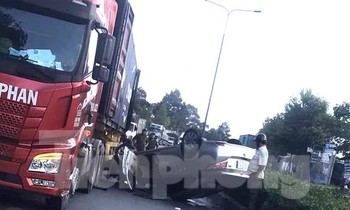 Va chạm với xe container khiến ô tô phơi bụng, người dân giải cứu tài xế