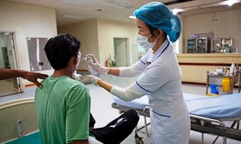 Điện thoại phát nổ khi vừa dùng vừa sạc, thiếu niên nhập viện