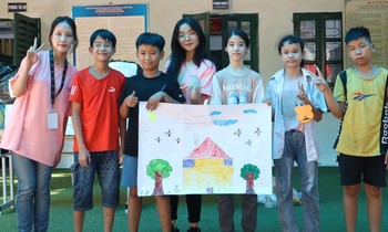 Hà Nội: Teen tổ chức gây quỹ, tặng quà cho các bé có hoàn cảnh khó khăn nhân dịp Trung Thu