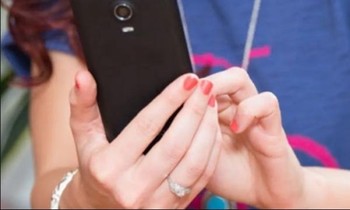 Vợ lén xem điện thoại của chồng, ai ngờ bị chồng kiện nên phải bồi thường khoản tiền lớn