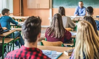 Trường trung học ở Anh không cho phép học trò đi vệ sinh giữa giờ học, phụ huynh giận dữ