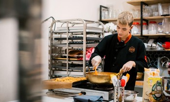 An Tú - chàng trai Gen Z dạy làm bánh giá rẻ và câu chuyện khởi nghiệp truyền cảm hứng