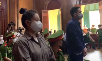 Diễn biến vụ xét xử "dì ghẻ" và cha đẻ bạo hành bé gái 8 tuổi: Lý do gì khiến phiên tòa bị hoãn?