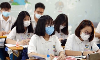 Kiểm tra Học kì I của teen TP.HCM mùa COVID-19: Mỗi người một bàn, đừng mong nhìn bài bạn!