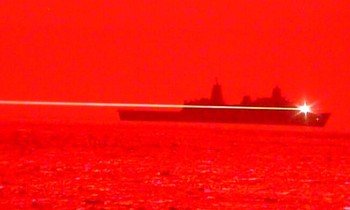 Vũ khí laser đặt trên tàu chiến của Hải quân Mỹ đốt cháy máy bay không người lái trên Thái Bình Dương ngày 16/5. Ảnh: US Navy.