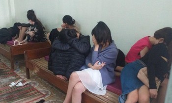 Khởi tố quản lý quán karaoke cảnh giới cho dân chơi 'bay lắc'