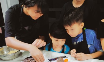 Khoảnh khắc lần đầu làm bánh Trung Thu của các em ở lớp học tình thương Rạch Ông