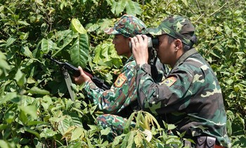 Bộ đội Biên phòng mật phục đánh bắt tội phạm. Ảnh: Nguyễn Minh