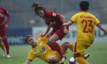 Phong Phú Hà Nam (áo đỏ) giành 3 điểm đầu tiên tại giải bóng đá nữ VĐQG-cúp Thái Sơn Bắc 2022. (ảnh Anh Đoàn)