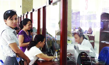Việc cán bộ công chức không thực hiện công việc theo đúng thẩm quyền và nghĩa vụ gây ảnh hưởng đến quyền lợi hành chính của người dân, cũng có thể bị khởi kiện. Ảnh chụp tại bộ phận “một cửa” của UBND huyện Từ Liêm (Hà Nội) ngày 29-6. Ảnh: Ngọc Minh