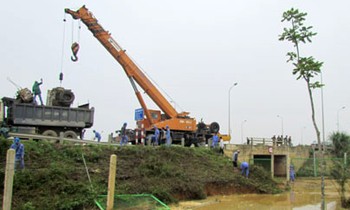 Các công nhân đang khẩn trương khắc phục sự cố vỡ đường ống nước sông Đà. Ảnh: CTV
