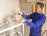 Ông Lập giới thiệu kho đồ cổ mà ông sưu tập từ đáy sông Thương