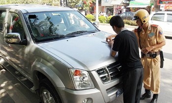 Xử lý 75 xe biển xanh vi phạm