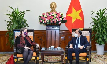 Thứ trưởng Ngoại giao Nguyễn Quốc Dũng và Đại biện Lâm thời Đại sứ quán Mỹ tại Việt Nam Marie Damour tại lễ trao tặng. (Ảnh: Mofa)
