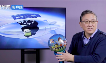 Ông Cheng Wanmin, chuyên gia về công nghệ quốc phòng của Trung Quốc, giải thích về khí cầu trong đoạn phim do Xinhua sản xuất