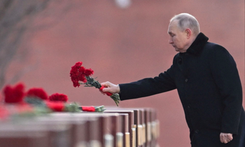 Tổng thống Nga Vladimir Putin đặt hoa tưởng niệm những người anh hùng trong cuộc chiến chống phát xít Đức