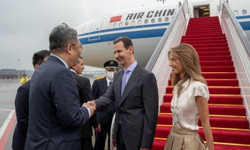 Tổng thống Syria Bashar al-Assad và Phu nhân đến sân bay Hàng Châu ngày 21/9. (Ảnh: Reuters)