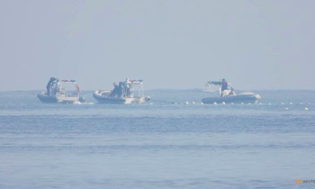Dây chắn gắn phao quanh bãi Scarborough trước khi bị cắt. (Ảnh: Reuters)