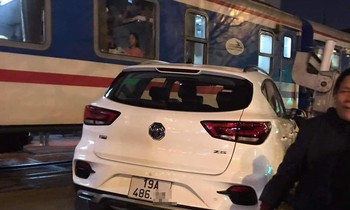 Tàu hỏa va chạm ô tô con ở Hà Nội