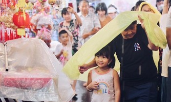 TP.HCM: Hàng trăm người dân đội mưa lớn, chen chân chụp ảnh tại Phố lồng đèn