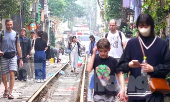 Trăm lượt du khách tản bộ trên đường ray tàu hỏa giữa lòng Thủ đô