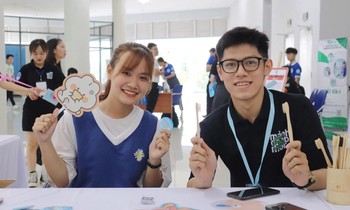 Sinh viên chung tay đem “Ánh cầu vồng” đến trẻ em khó khăn.