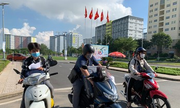 Sinh viên KTX ĐHQG TP. HCM hối hả thu dọn đồ đạc khi KTX được trưng dụng làm khu cách ly