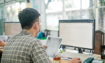 Hồ sơ nhập học bị “kẹt” vì giãn cách, trường đại học gỡ rối thế nào?