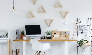 Vài chiêu đơn giản mà hữu dụng hô biến góc làm việc của bạn đẹp như trên Pinterest