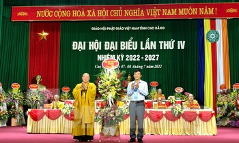 Đại hội đại biểu Phật giáo Việt Nam tỉnh Cao Bằng nhận lẵng hoa chúc mừng của lãnh đạo tỉnh Cao Bằng -Ảnh: TL