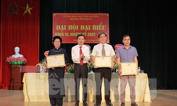Nhiều tập thể, cá nhân xuất sắc Hội Bảo tồn dân ca các dân tộc tỉnh Cao Bằng được nhận Bằng khen -Ảnh: T. Tiên