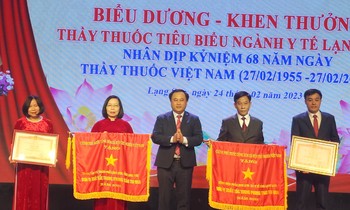 Phó Chủ tịch tỉnh Lạng Sơn Lương Trọng Quỳnh (giữa) trao tặng cờ thi đua, bằng khen Thủ tướng CP cho tập thể, cá nhân xuất sắc -Ảnh: Duy Chiến 