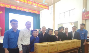 Tặng quà, hỗ trợ trẻ em nghèo và người có công ở Lạng Sơn