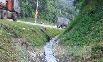 Đổ trái phép chất thải ở biên giới Lạng Sơn.